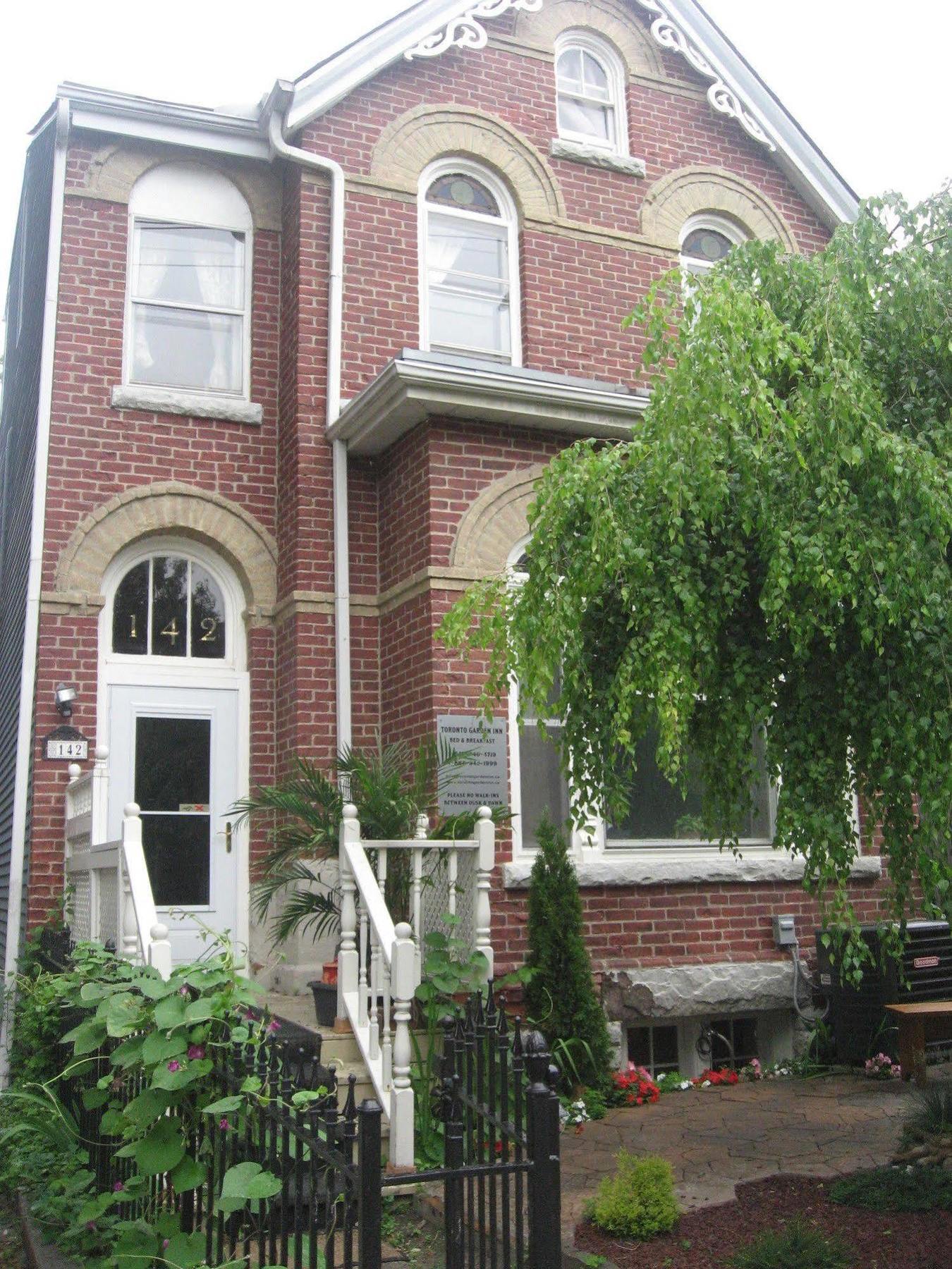 Toronto Garden Inn Exterior photo